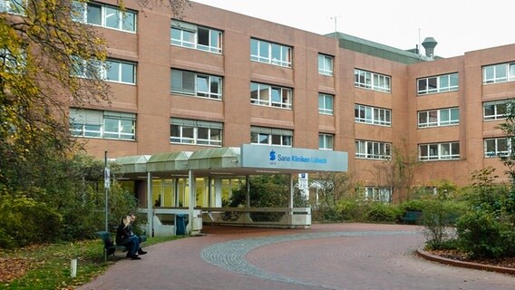 Das Hauptgebäude der Sana Kliniken in Lübeck ist zu sehen. © picture alliance / dpa | Markus Scholz Foto: Markus Scholz