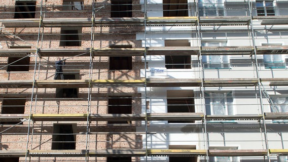Blick auf ein Baugerüst vor alten Wohnungen. © picture alliance / ZB | Arno Burgi Foto: Arno Burgi