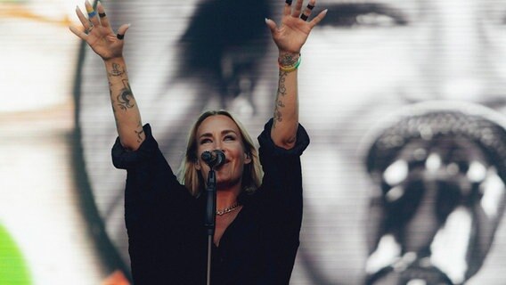 Sarah Connor streckt auf einem Konzert die Arme in die Luft © Paul Hüttemann Foto: Paul Hüttemann