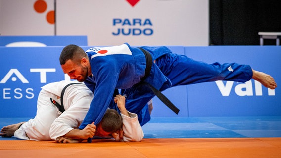Judo-Sportler Lennart Sass (in Blau) im Wettkampf. © NDR Foto: Ralf Kuckuck