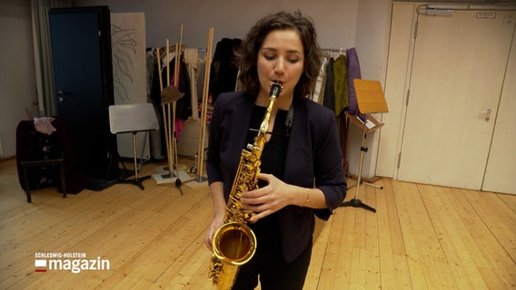 Eine Frau spielt Saxophon. © NDR 