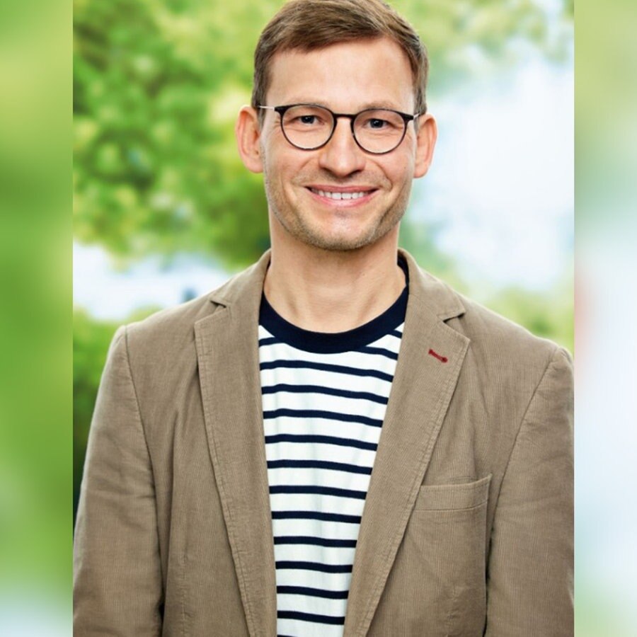 Robert Schall (SPD) lächelt in die Kamera. Robert Schall (SPD) lächelt in die Kamera.