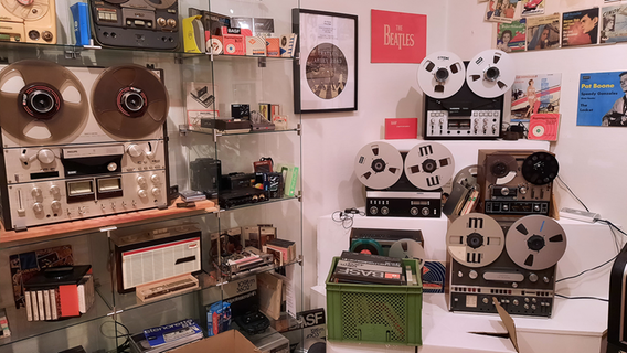 Alte Tonbandgeräte und Radioempfänger stehen in einem arrangierten Raum des Museumsvereins Nortorf. © NDR Foto: Lina Bande