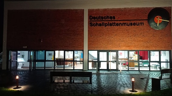 Die traditionelle Schallplattenuhr von Nortorf hängt an der Fassade des Deutschen Schallplattenmuseums in Nortorf. © Lutz Bertram / Deutsches Schallplattenmuseum Foto: Lutz Bertram