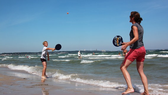 Ein Junge und seine Mutter spielen am Strand von Scharbeutz Beachball. © NDR Foto: Hauke Bülow