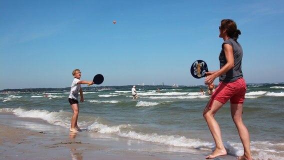 Ein Junge und seine Mutter spielen am Strand von Scharbeutz Beachball. © NDR Foto: Hauke Bülow