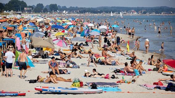 Zahlreiche Badegäste tummeln sich am Ostsee-Strand in Scharbeutz. © dpa-Bildfunk Foto: Georg Wendt