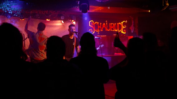 Eine Band bei einem Auftritt in der Schaubude. © NDR 