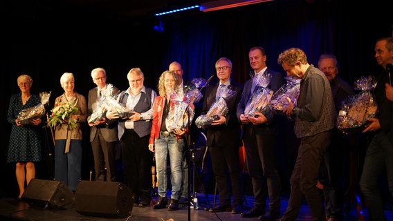 Viele Preisträger auf der Bühne anlässlich der Verleihung des Literaturpreises Kappeln © NDR Foto: Lornz Lorenzen