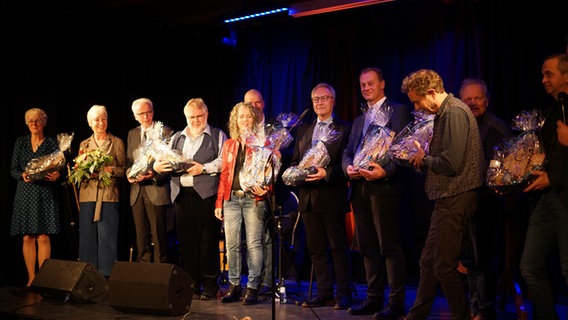 Viele Preisträger auf der Bühne anlässlich der Verleihung des Literaturpreises Kappeln Viele Preisträger auf der Bühne anlässlich der Verleihung des Literaturpreises Kappeln © NDR Foto: Lornz Lorenzen