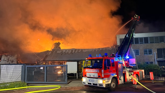 Eine Lagerhalle steht in Schenefeld (Kreis Steinburg) in Flammen. © Danfoto / Daniel Friederichs Foto: Daniel Friederichs