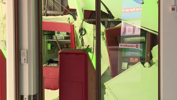 Zwei demolierte Geldautomaten in einem Einkaufszentrum. © TV Newskontor 