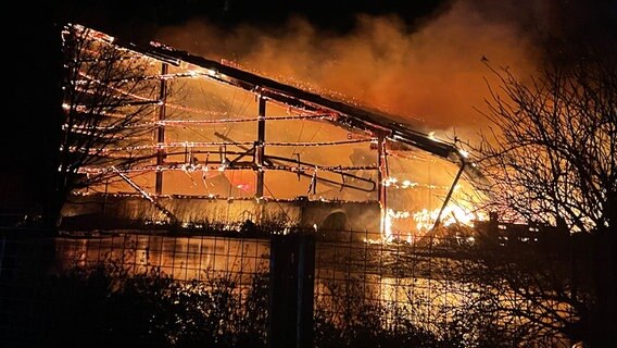 Eine Maschinenhalle steht in Brand. © Westküsten-News Foto: Westküsten-News