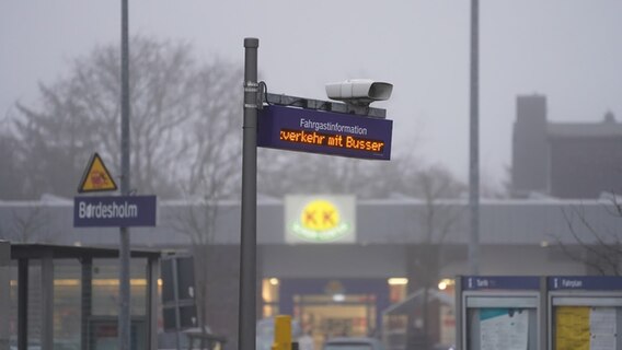 Ein Hinweis-Schild am Bordesholmer Bahnhof weißt daraufhin, dass lediglich der Schienenersatzverkehr fährt. © Daniel Friederichs Foto: Daniel Friederichs