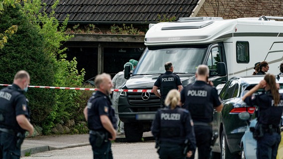 Polizisten untersuchen ein Haus in Dänischenhagen, in dem zwei Tote gefunden wurden. © dpa-Bildfunk Foto: Axel Heimken