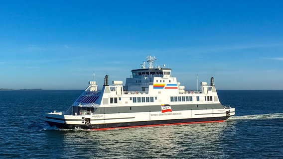 Die MS Norderaue ist auf hoher sehe bei strahlender Sonne unterwegs. © Wyker Dampfschiffs-Reederei Föhr-Amrum GmbH 