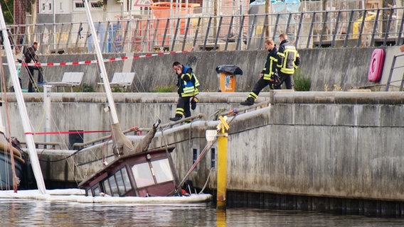 Das gesunkene Traditionsschiff im Germaniahafen Kiel. © Danfoto Foto: Daniel Friederichs