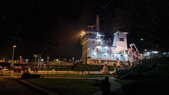 Ein beleuchtetes Schiff in Brunsbüttel bei Nacht. © Westküsten-News 