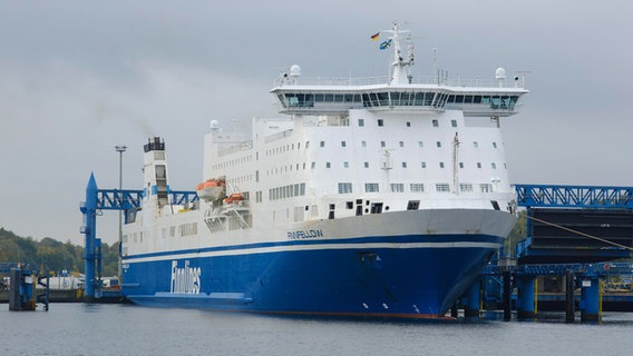 Ein Fährschiff am Skandinavienkai, Travemünde, Lübeck. © picture alliance / CHROMORANGE Foto: Wilfried Wirth