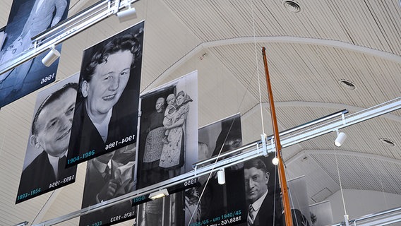 Porträtfotos hängen von der Decke des Kieler Schifffahrtsmuseums. © NDR Foto: Pavel Stoyan