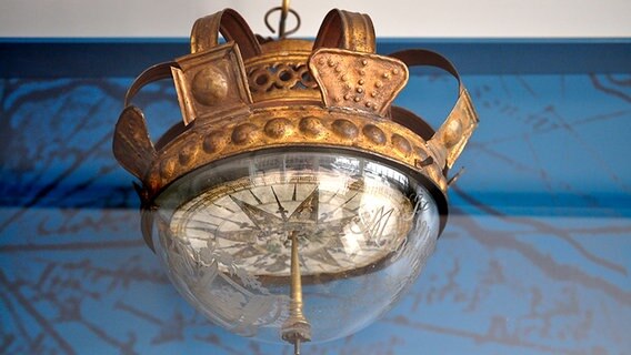 Ein alter Kompass im Schifffahrtsmuseum in Kiel. © NDR Foto: Pavel Stoyan