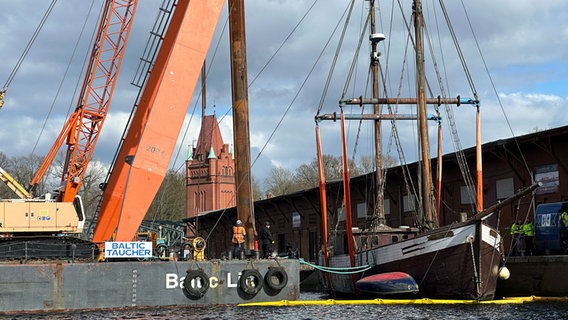 Ein geborgenes Schiff hängt an einem Schwimmkran in Lübeck © NDR Foto: Hauke Bülow