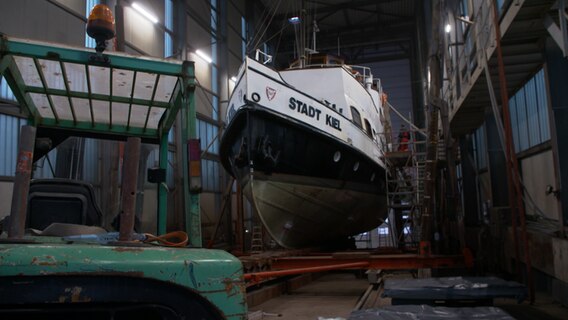Ein altes Schiff wird in einer Werft saniert.  