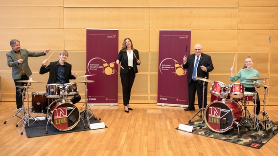 Ein Gruppenfoto zum „Instrument des Jahres 2022 Drumset“. © Christoph Edelhoff Foto: Christoph Edelhoff