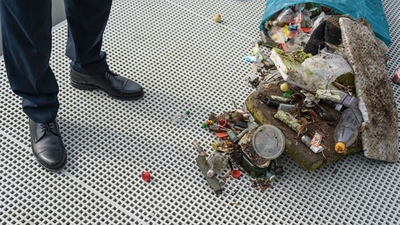 Schleswig: Auf dem Boden liegt Plastikmüll, der zuvor vom Schiff mit einer Siebvorrichtung zur Reinigung der Schlei von Plastikpartikeln gesammelt wurde. © picture alliance / dpa Foto: Axel Heimken