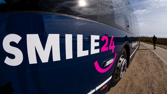 Ein Linienbus steht zum Start des Mobilität-Modellprojekts "SMILE24" am Schleiufer. Ein Linienbus steht zum Start des Mobilität-Modellprojekts "SMILE24" am Schleiufer. © dpa Foto: Frank Molter