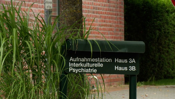 Auf einem Schild einer Klinik steht: Aufnahmestation Haus 3A, Interkulturelle Psychiatrie Haus 3B © NDR Foto: NDR Screenshots