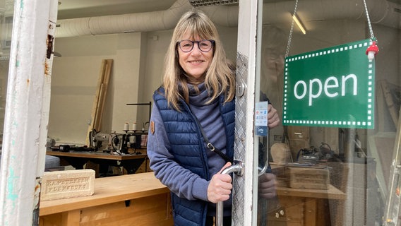 Wiebke Petersen lächelt in die Kamera an einer Ladentür. © NDR Foto: Simone Mischke