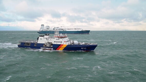 Die "Höegh Gannet" auf dem Wasser, begleitet von einem Schiff der Küstenwache. © NDR 