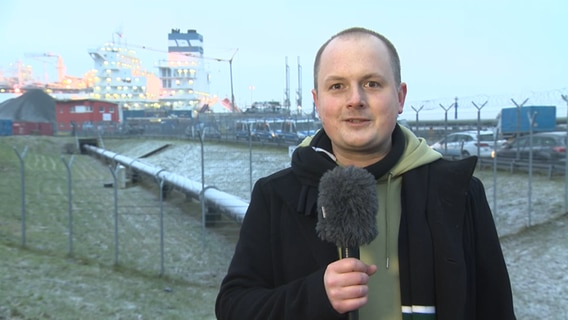 NDR-Reporter Jörn Zahlmann steht vor dem LNG-Terminal am Hafen Brunsbüttel. © NDR 