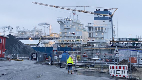 Die "Höegh Gannet" liegt im Hafen Brunsbüttel. © NDR Foto: Jörn Zahlmann