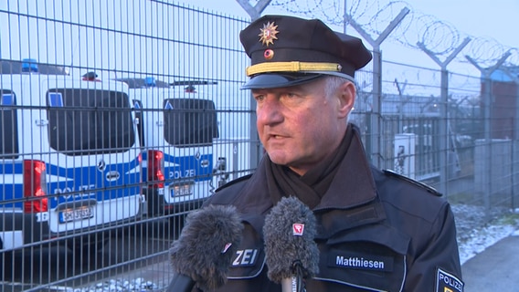 Ein Polizeisprecher gibt der Presse ein Interview. © NDR 