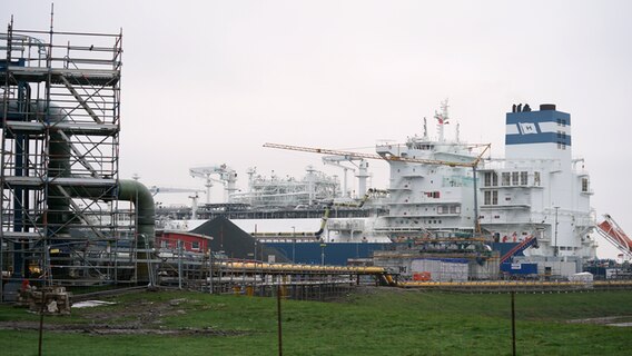 Die "Höegh Gannet" liegt im Hafen Brunsbüttel. © dpa bildfunk Foto: Marcus Brandt