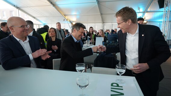 Robert Habeck (B90/Grüne) begrüßt Daniel Günther (CDU) bei einem Treffen in Brunsbüttel. © dpa bildfunk Foto: Marcus Brandt