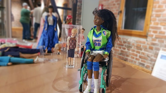 Auch eine Puppe im Rollstuhl gehört zur Ausstellung. © NDR Foto: Jörn Schaar