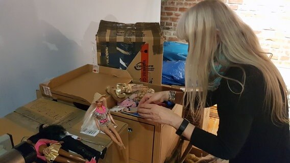 Die Puppen der Busy Girl Ausstellung werden aus den Kartons geholt. © NDR Foto: Jörn Schaar