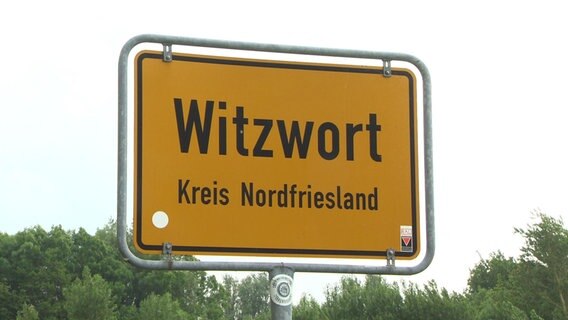 Ein Ortsschild auf dem "Witzwort - Kreis Nordfriesland" steht. © NDR 