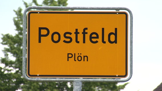 Das Ortsschild von Postfeld, im Kreis Plön. © NDR 