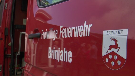 Ein Feuerwehrauto mit der Aufschrift "Freiwillige Feuerwehr Brinjahe". © NDR 