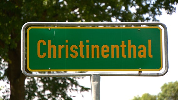 Ortsschild von Christinenthal im Kreis Steinburg. © NDR 