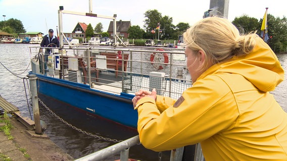 Reporterin Vera Vester schaut einem Kapitän dabei zu, wie er sein Schiff anlegt. © NDR 