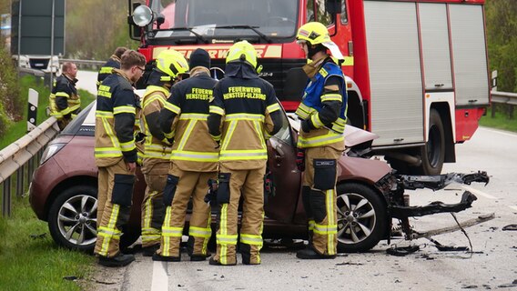 Einsazkräfte der Feuerwehr an einer Unfallstelle bei Henstedt-Ulzburg. © Daniel Friederichs Foto: Daniel Friederichs