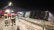 Ein LKW liegt im Straßengraben der A7, Feuerwehrkräfte aus Großenaspe bergen das Fahrzeug. © Florian Sprenger Foto: Florian Sprenger