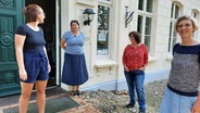 Henriette Boysen, Antje Arfsten, Anne Paulsen-Schwarz, Lena Terhart (v. l.n.r.) vor dem Nordfriisk Institut. © Karin Haug Foto: Karin Haug