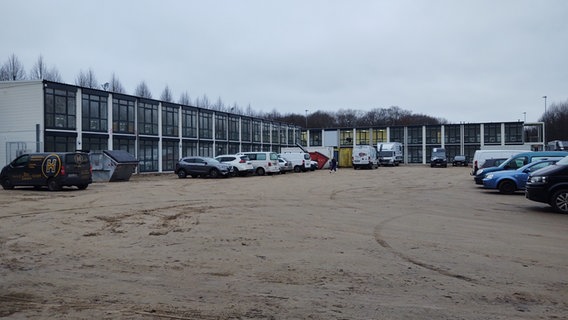 In einer L-Anordnung sind die beiden Flügel der neuen Flüchtlingsunterkunft am Flensburger Stadion zu sehen. © NDR Foto: Peer-Axel Kroeske