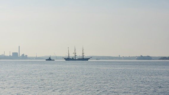 Die "Gorch Fock" auf dem Wasser. © NDR Foto: NDR